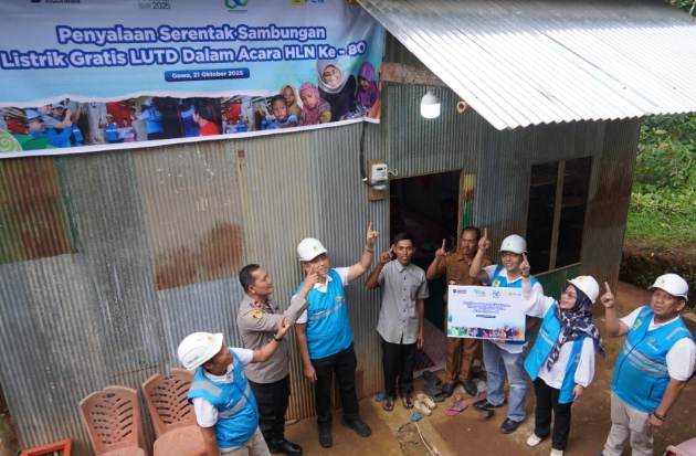Donasi Insan PLN UID Sulselrabar Terangi Ratusan Rumah Keluarga Prasejahtera