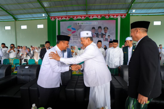 Hari Santri, Gubernur Hadiahkan Rp5 Miliar Perbaikan Jalan ke Ponpes DDI Mangkoso Barru