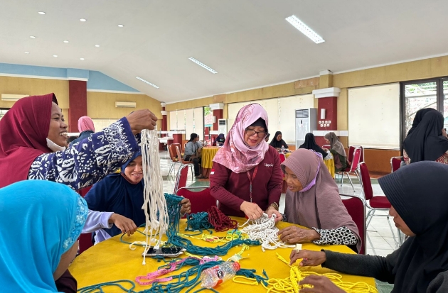 GMTD Latih Emak-emak Petugas Kebersihan di Tanjung Bunga Bikin Makrame
