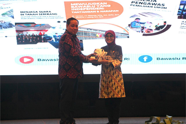 Bawaslu RI Serahkan 9 Buku Karya Herwyn Malonda ke Unhas, Perkuat Literasi Kepemiluan
