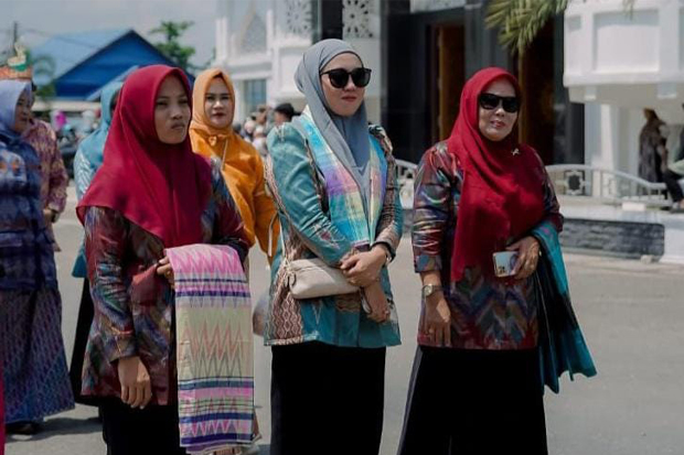 Kades Ugi Jurana Tampil Memukau di Sengkang Silk Fashion Karnaval 2025