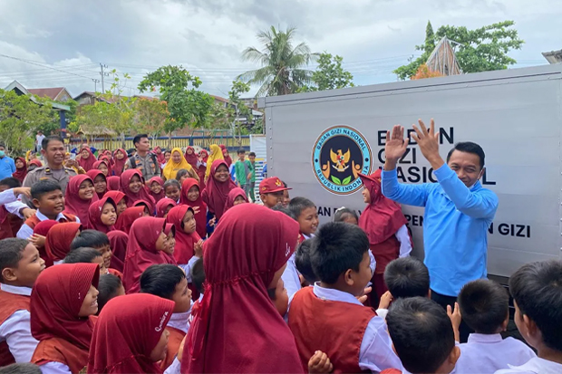Bupati Sidrap Antar Langsung Makanan Bergizi Gratis, Murid Sambut dengan Ceria