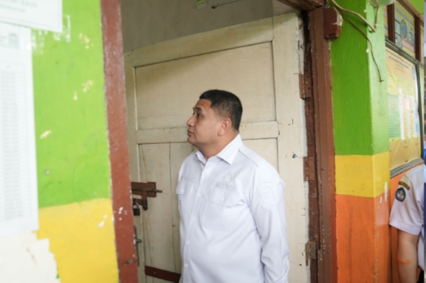 Wali Kota Munafri Geleng Kepala Lihat Fasilitas Rusak dan MBG di Sekolah Monginsidi