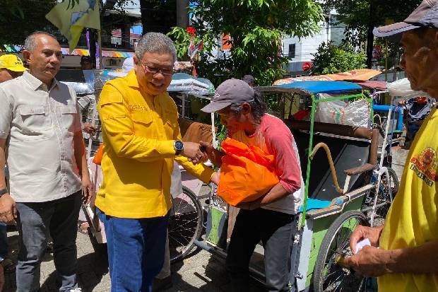 Rangkaian HUT ke-61, Golkar Sulsel Berbagi Sembako ke Tukang Bentor dan Becak