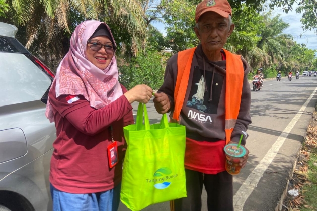GMTD Berbagi Sembako untuk Warga Sekitar Tanjung Bunga