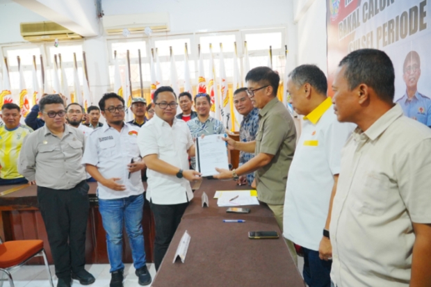 Darmawangsyah Muin Kembalikan Formulir Pencalonan Ketua KONI Sulsel