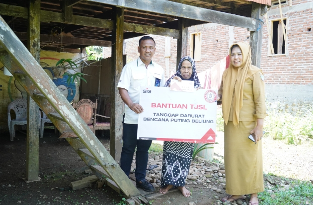 Peduli Sesama, Semen Tonasa Bantu Korban Puting Beliung & Kebakaran di Pangkep