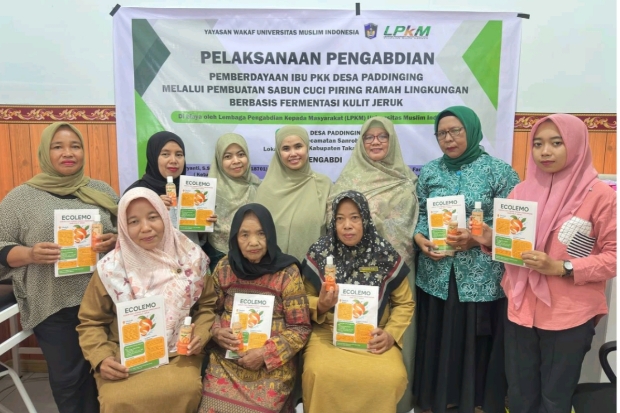 Tim PkM UMI Latih Warga Buat Sabun Cuci Piring dari Limbah Kulit Jeruk