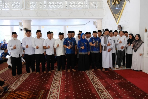 Kukuhkan Pengurus Baru, Bupati Talenrang Harap Masjid Agung Jadi Pusat Keagamaan