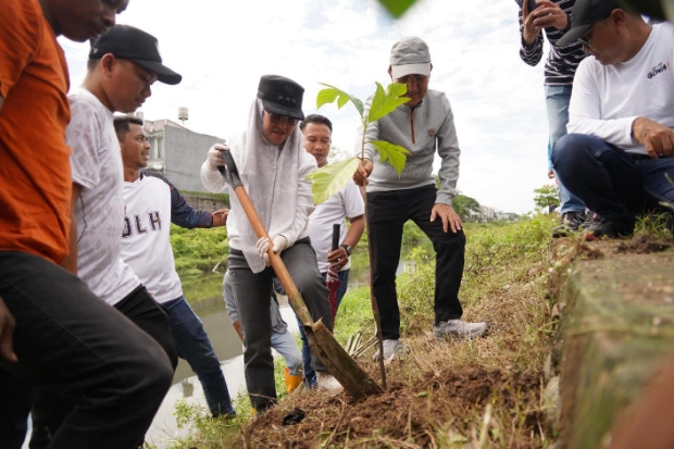 Wujudkan Lingkungan Hijau, Pemkab Gowa dan Kemendes PDT Tanam Pohon