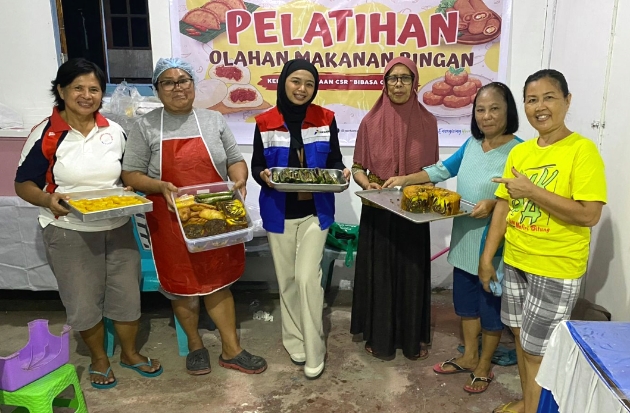 Pertamina Latih Emak-emak di Bitung Olah Camilan Khas Lokal