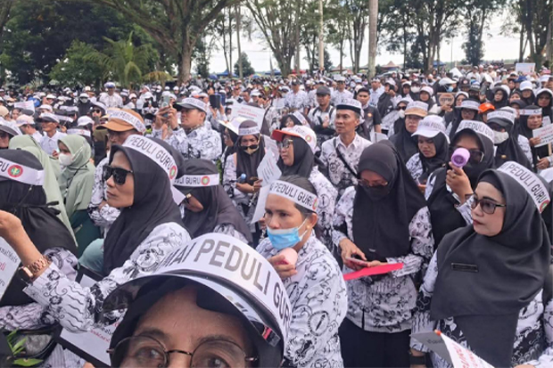 Air Mata Guru di Luwu Utara: Bantu Ekonomi Rekan Honorer, Berujung Pemecatan