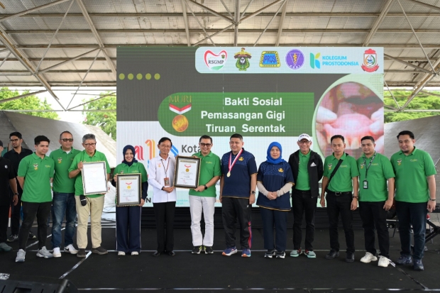 Polident dan IPROSI Bagikan 315 Gigi Tiruan Gratis, Pecahkan Rekor MURI di HUT Makassar