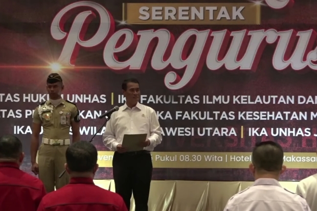 Amran Sulaiman Lantik Enam Pengurus IKA Unhas Secara Bersamaan