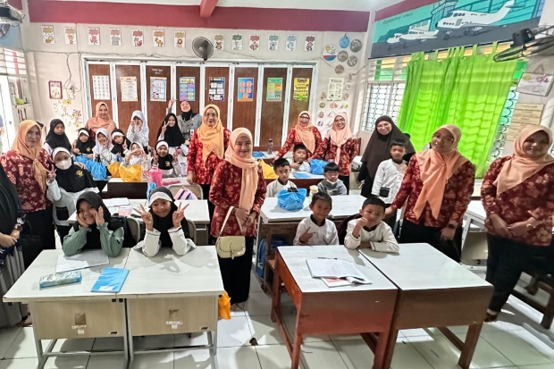 Peringati HUT ke-26, DWP Kemenkum Sulsel Gelar Bakti Sosial di Sekolah