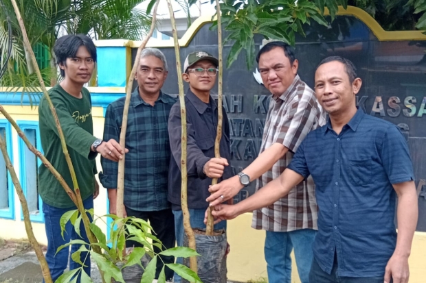 Andi Makmur Burhanuddin Dukung Pelita Tanam Bibit Tabebuya di Sambung Jawa