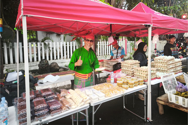 Meriahkan HUT Gowa ke-705, Pedagang CFD Tampil Menarik dengan Pakaian Adat