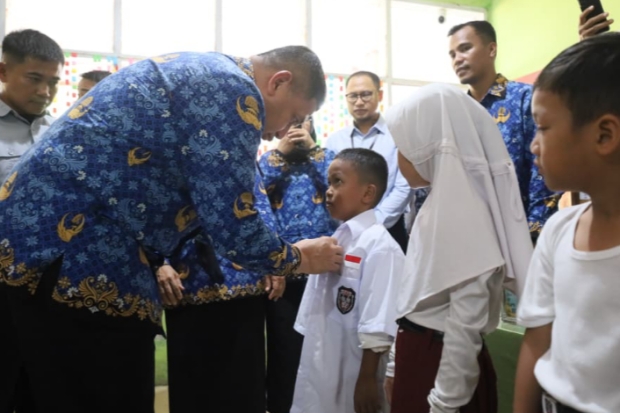 Seragam hingga Tas Dibagikan Gratis: Pemkot Makassar Perkuat Layanan Pendidikan