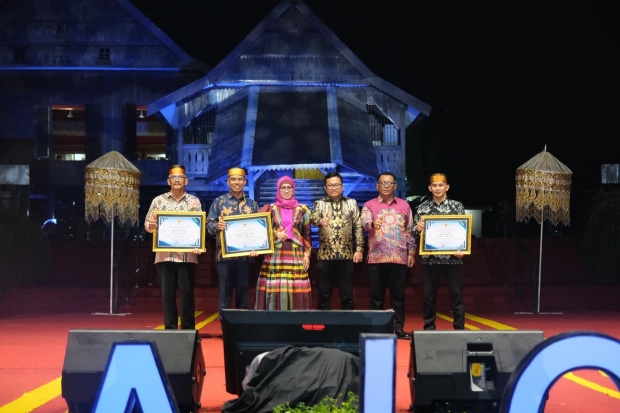 Sekolah dan SKPD Berprestasi Raih Penghargaan di Pesta Rakyat HJG