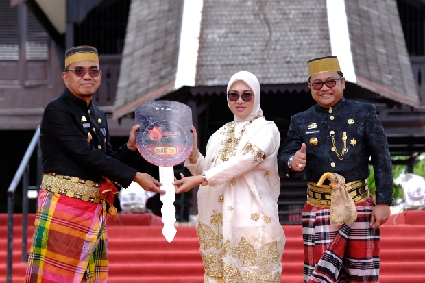 HJG 705, Bupati Husniah Serahkan Bantuan Mobil Jenazah dan Ambulans