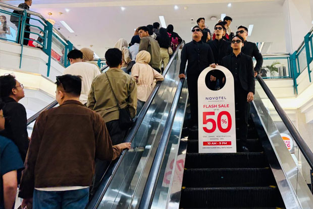 Aktivitas Man In Black Hebohkan Pengunjung Mal Ratu Indah