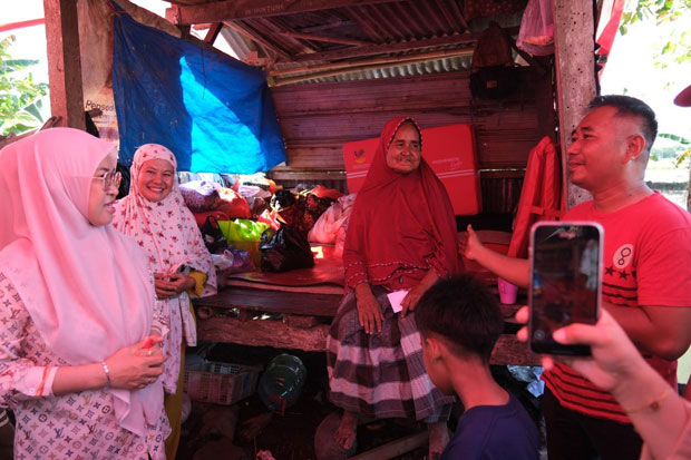 Kunjungi Korban Kebakaran, Bupati Gowa Salurkan Bantuan dan Rehabilitasi Rumah