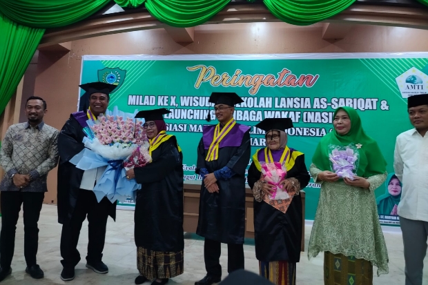 Wisuda Sekolah Lansia, Bukti Belajar Tanpa Batas Usia