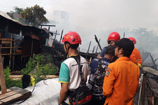 Kebakaran Hanguskan Delapan Rumah Warga di Jalan Adhyaksa