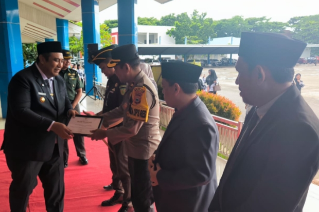 Momentum Hari Guru, APH di Maros Terima Penghargaan