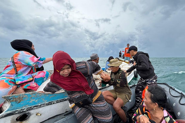 Alami Kerusakan Mesin, KRI Hiu-634 Selamatkan Sembilan Nelayan di Selat Makassar