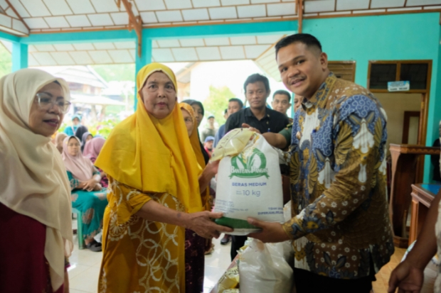 Bupati Uji Nurdin Serahkan Bantuan Pangan di Dua Desa di Tompobolu
