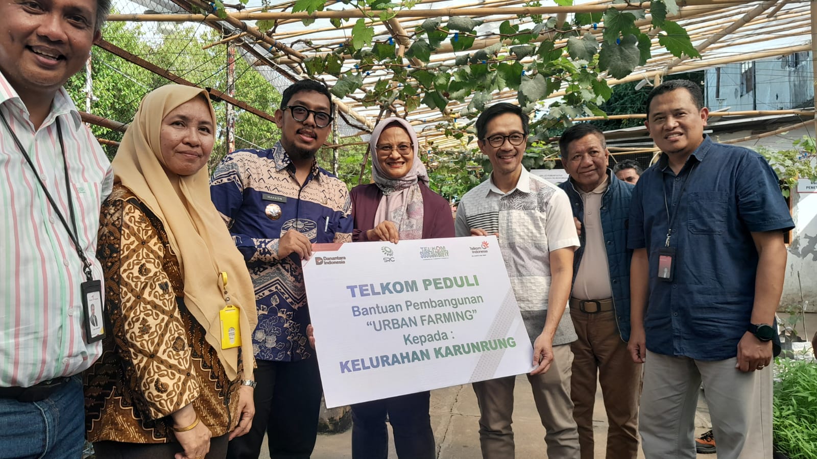 Telkom Group Serahkan Bantuan Pembangunan Urban Farming ke Kelurahan Karunrung