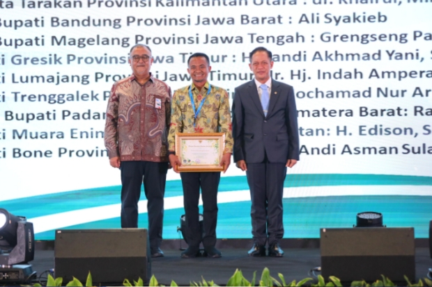 Bupati Bone Raih Apresiasi Pembina Proklim 2025 dari Menteri Lingkungan Hidup