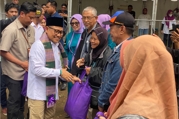 Difasilitasi PKB Makassar, Muhaimin Iskandar Bagikan 1.500 Paket Sembako untuk Warga