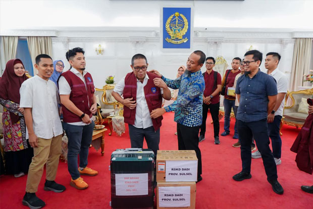 Gubernur Sulsel Lepas Tim Medis dan TRC Bantu Korban Bencana di Sumatera