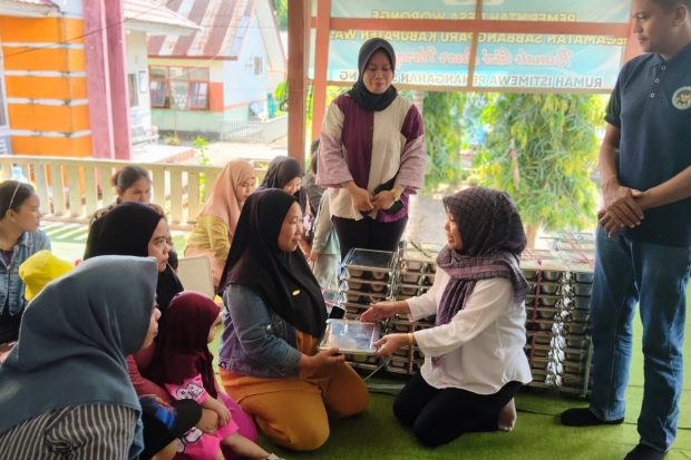 BKKBN Sulsel Serahkan MBG untuk 3B di Desa Worongnge Wajo