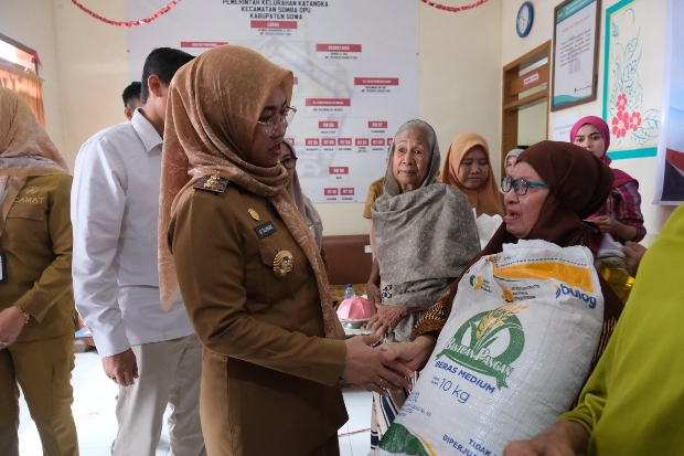 Pemkab Gowa Salurkan Beras BPNT Alokasi Oktober-November di Katangka