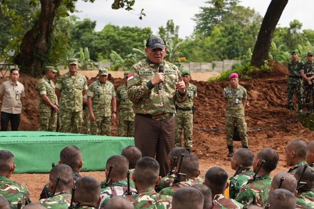 Menhan Sjafrie Beri Motivasi Siswa Dikmaba saat Kunjungi Rindam XIV/Hasanuddin