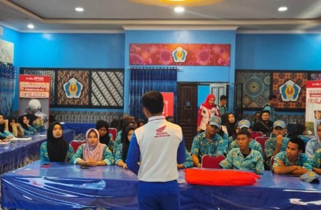 Asmo Sulsel Bekali Siswa SMKN 2 Pangkep dengan Pengetahuan Safety Riding