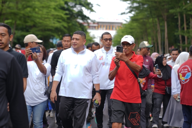 Jalan Sehat Sambil Bersih-bersih, Appi Ajak Warga Rawat Makassar