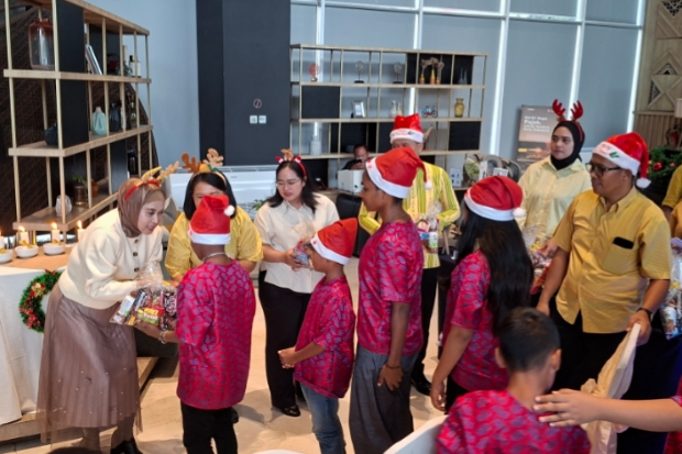 Hotel Mercure Makassar Gelar Christmas Light Bersama Panti Asuhan