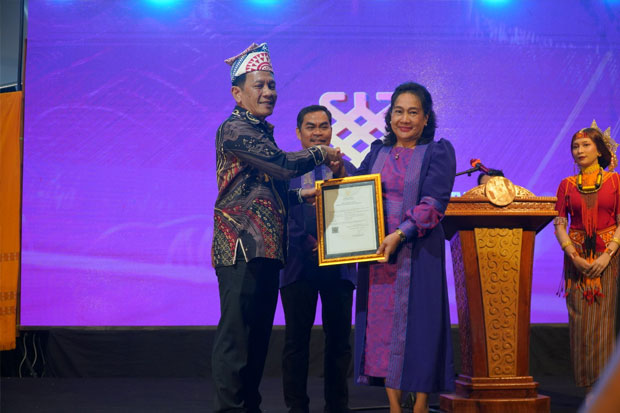 Kemenkum Sulsel Serahkan Dua Sertifikat Hak Cipta Karya Budaya Toraja