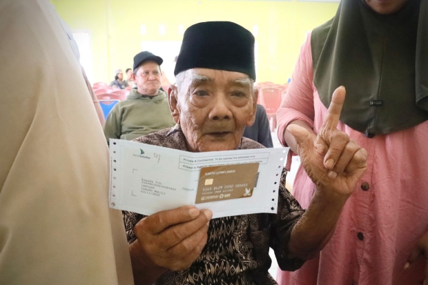 Pemkab Luwu Timur Lanjutkan Penyaluran Kartu ATM Lansia di Tiga Kecamatan