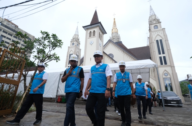 Direksi PLN Pastikan Keandalan Listrik Nataru di Gereja Katedral Makassar dan Posko Siaga