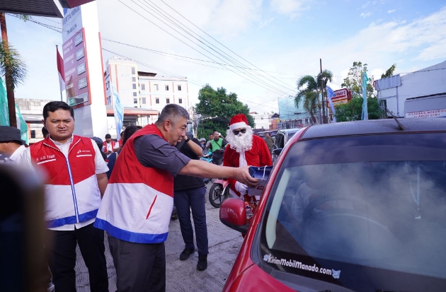 Isi BBM Sambil Rayakan Natal, Santa Claus Sambut Pelanggan di SPBU