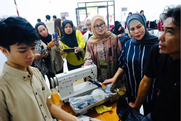 Momentum Hari Ibu, Andi Tenri Indah Salurkan Ratusan Bantuan Alat Usaha di Gowa