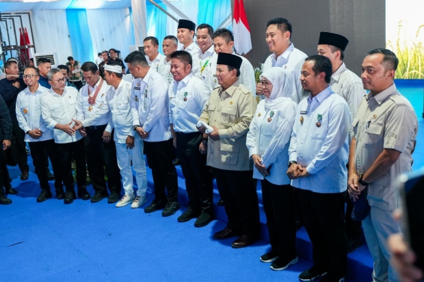 Tingkatkan Pertanian, Gubernur Sulsel Terima Satyalancana Wira Karya dari Presiden
