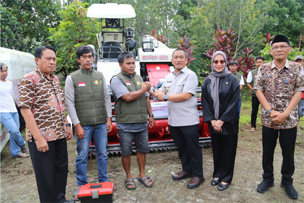 Komitmen Perkuat Pertanian, Pemkab Lutim Serahkan 247 Unit Alsintan untuk Petani
