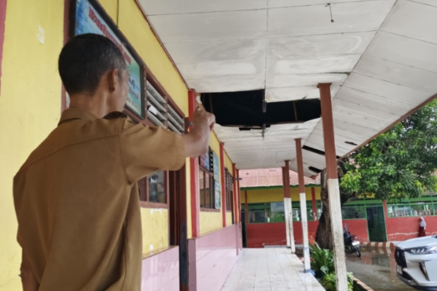 Atap Bocor, Plafon Kelas UPT SDN 7 Bontoramba Nyaris Runtuh