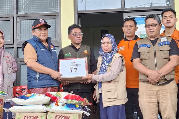 BPBD Sulsel Serahkan Bantuan Logistik Ke Pengungsi Banjir di Makassar